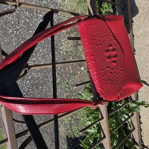 Elegant Red Crocodile-Embossed Shoulder Bag